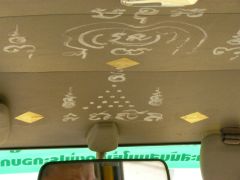 タクシーの天井にも仏教の影響が・・・交通安全のお守り？？
