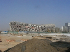 オリンピックのメイン会場となる通称「鳥の巣」。一帯はまだまだ建設中。