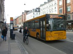 街中を走るバス