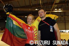 女子ケイリン　リトアニア国旗を掲げるシモナ・クルペクカイテ選手