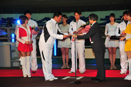 左から山田裕仁選手、JKA専務理事・平柳豊