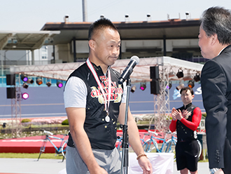 日本選手権競輪20回連続出場で表彰を受ける齋藤登志信選手