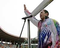選手宣誓をする岡田征陽選手。
