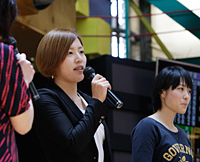 女子レーサーによるトークショー　左から白井美早子選手、青木志都加さん