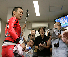 レース後記者に囲まれる武田選手
