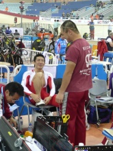 渡邉のレースを分析する北津留。先日の断髪式の結果、坊主頭に
