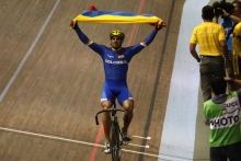 地元レオナルド・ナルバエスはケイリン優勝