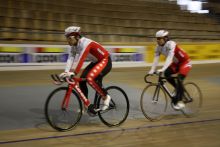 練習する及川、坂本