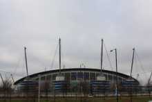 すぐ近くにサッカー・スタジアムが（マンＵでなくてシティですが）