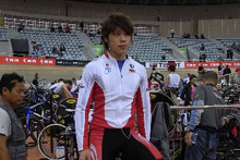 レース前にローラーに乗る柴崎