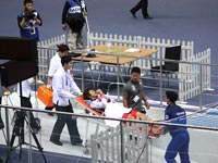 担架で運ばれる中川　この後も乗るとはナイス・ガッツ