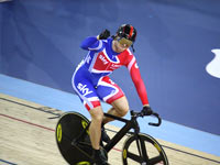 万事急すの位置から飛び込んでくるクリス・ホイはやはりすごい。