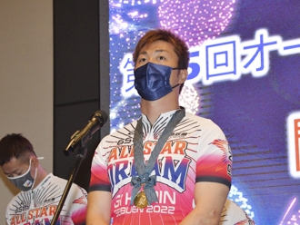 トップナイン代表で表彰を受ける平原康多選手