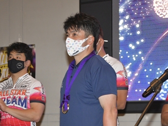 25回連続出場で表彰を受ける香川雄介選手