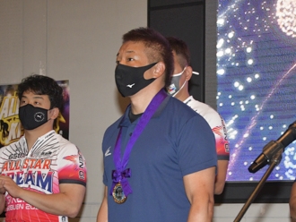 25回連続出場で表彰を受ける小倉竜二選手