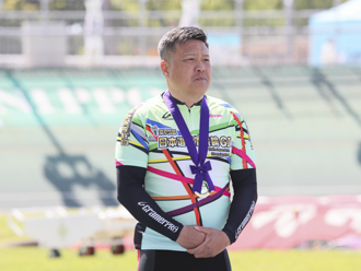 25回連続出場で表彰を受ける荒井崇博選手