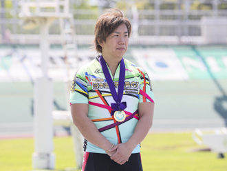 20回連続出場で表彰を受ける東口善朋選手