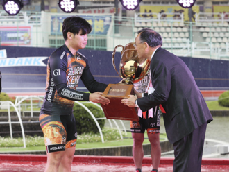 前年度優勝の吉田拓矢選手から優勝旗、優勝杯の返還