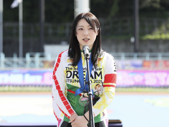 出場選手を代表して意気込みを語る、ファン投票1位の児玉碧衣選手
