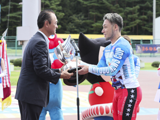 『前年度優勝の郡司浩平選手から優勝杯の返還』