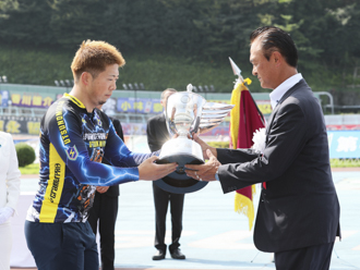 前年度優勝の深谷知広選手から優勝杯の返還