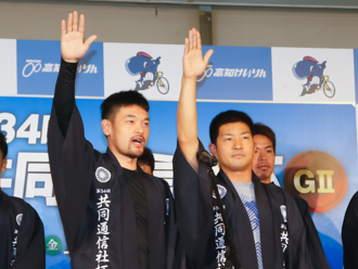 敢闘宣言をする佐々木則幸選手と山中貴雄選手