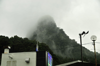 雨に煙る武雄競輪場裏にある御船山