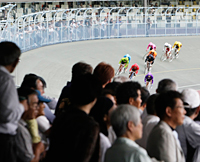 観衆が詰めかける宇都宮競輪