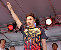 開会式で敢闘宣言をする新田選手