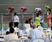 バンク内でレースを楽しむ