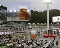 ビール片手にレース観戦