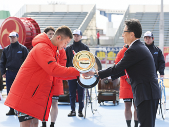 昨年の覇者、脇本雄太選手から優勝杯の返還